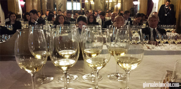 verticale ficiligno baglio di pianetto bicchieri giornalevinocibo