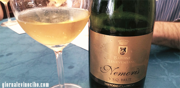 bicchiere e bottiglia Nemoris barone beneventano del bosco giornalevinocibo