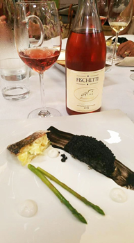 sadler-serigrafia-di-ombrina-con-caviale-nero-di-cous-cous-limone-insalata-di-patate-e-asparagi-sito-giornalevinocibo